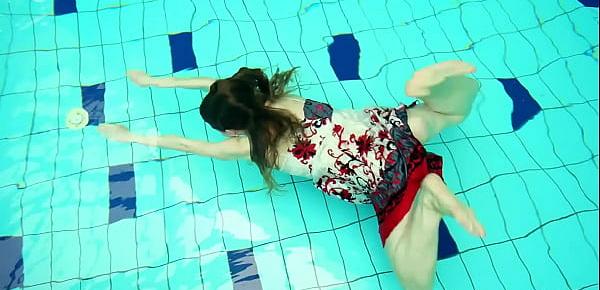 trendsHairy brunette teen Marketa underwater swimming